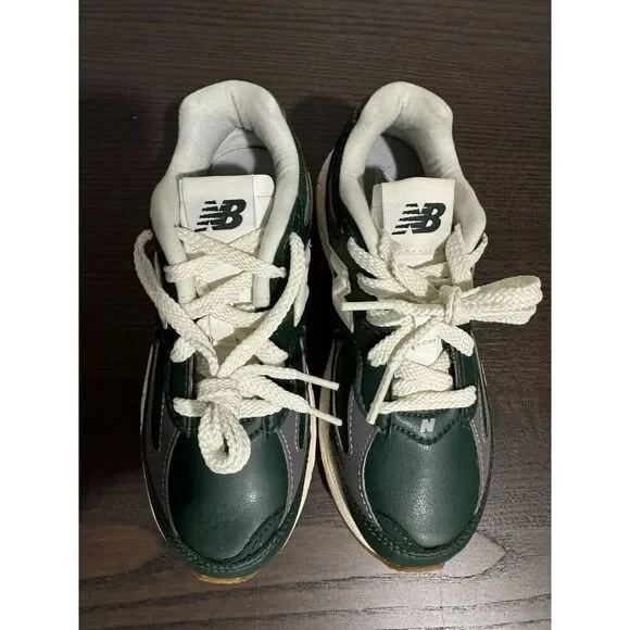 NEW New Balance 2002R Boys Kids Green Beige Sneakers Sz 2 Shoes - Picture 5 of 5